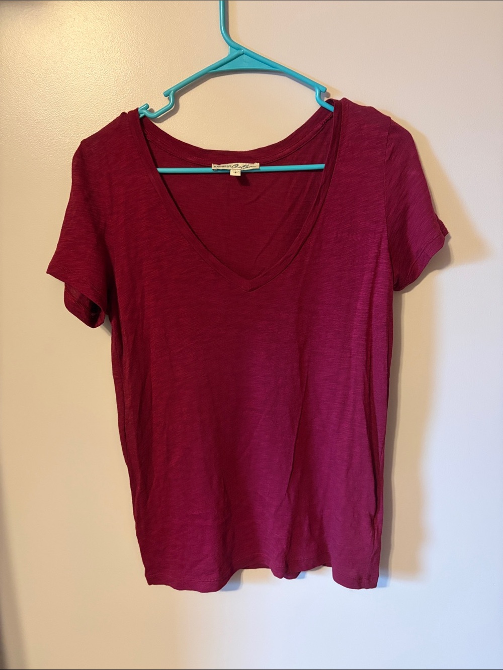 Express V-Neck Short Sleeve Tee in Raspberry